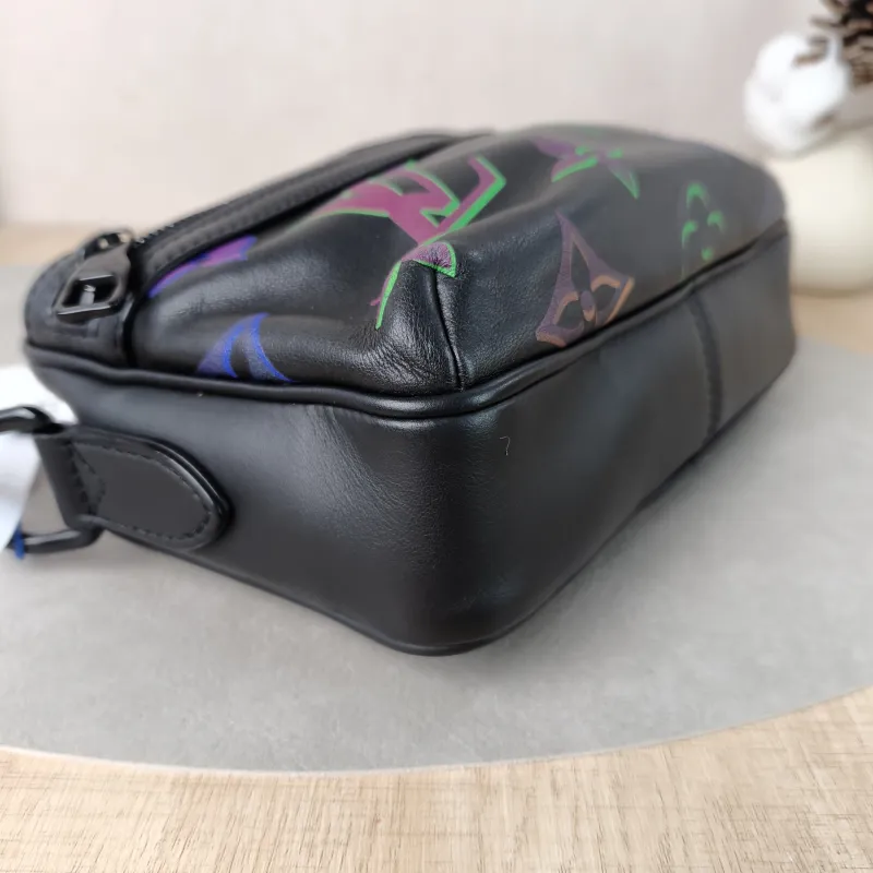 Louis Vuitton Crossbody Bag Comet Messenger Messenger Bag Black Calfskin Small23 × 8 × 12.5 cm — detail view 2 of 11