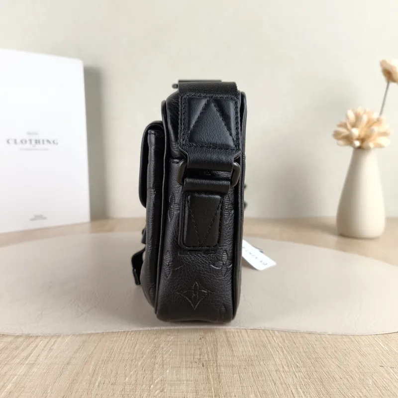 Louis Vuitton Crossbody Bag Getaway Messenger Bag Black Calfskin One Size 18 × 7.8 × 17 cm — detail view 4 of 12