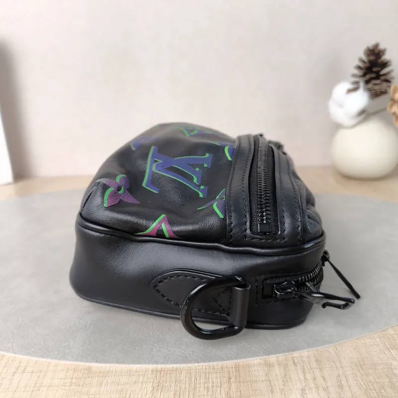 Louis Vuitton Crossbody Bag Comet Messenger Messenger Bag Black Calfskin Small23 × 8 × 12.5 cm — detail view 1 of 11