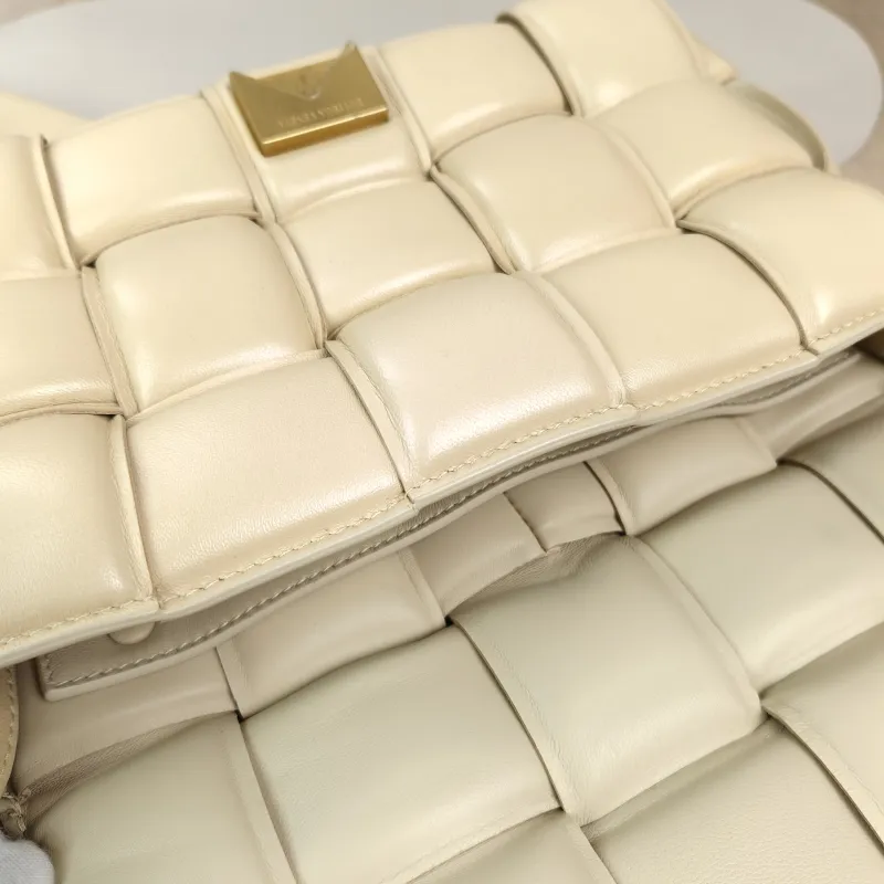 Bottega Veneta Crossbody Bag Padded Cassette Woven Lambskin Medium26 × 8 × 18 cm — detail view 14 of 14