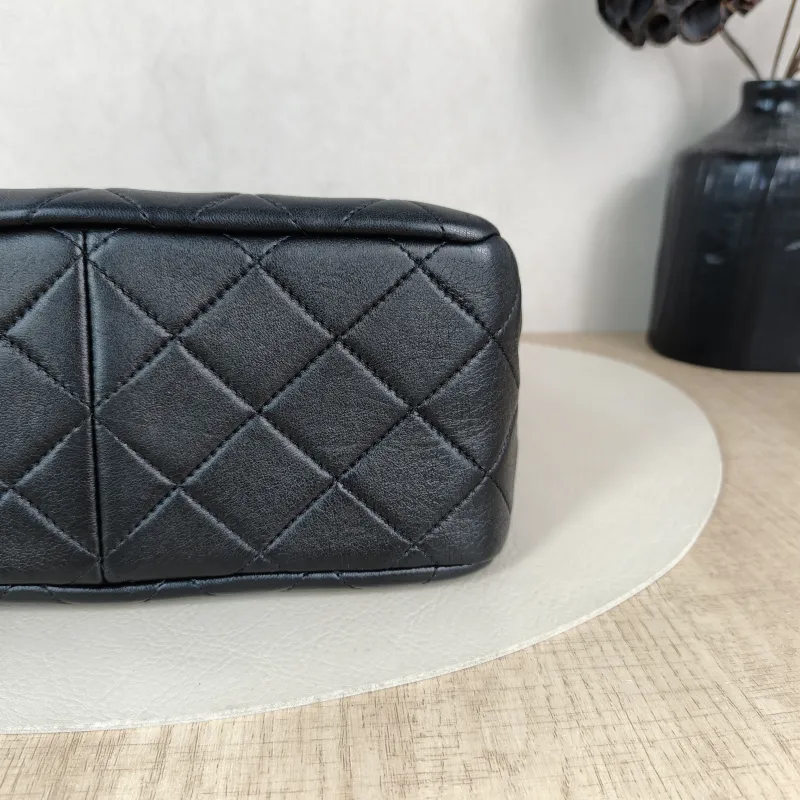 Chanel Shoulder Bag hobo Black with Gold-Tone Hardware Lambskin One Size 22 × 9 × 19 cm — detail view 3 of 11