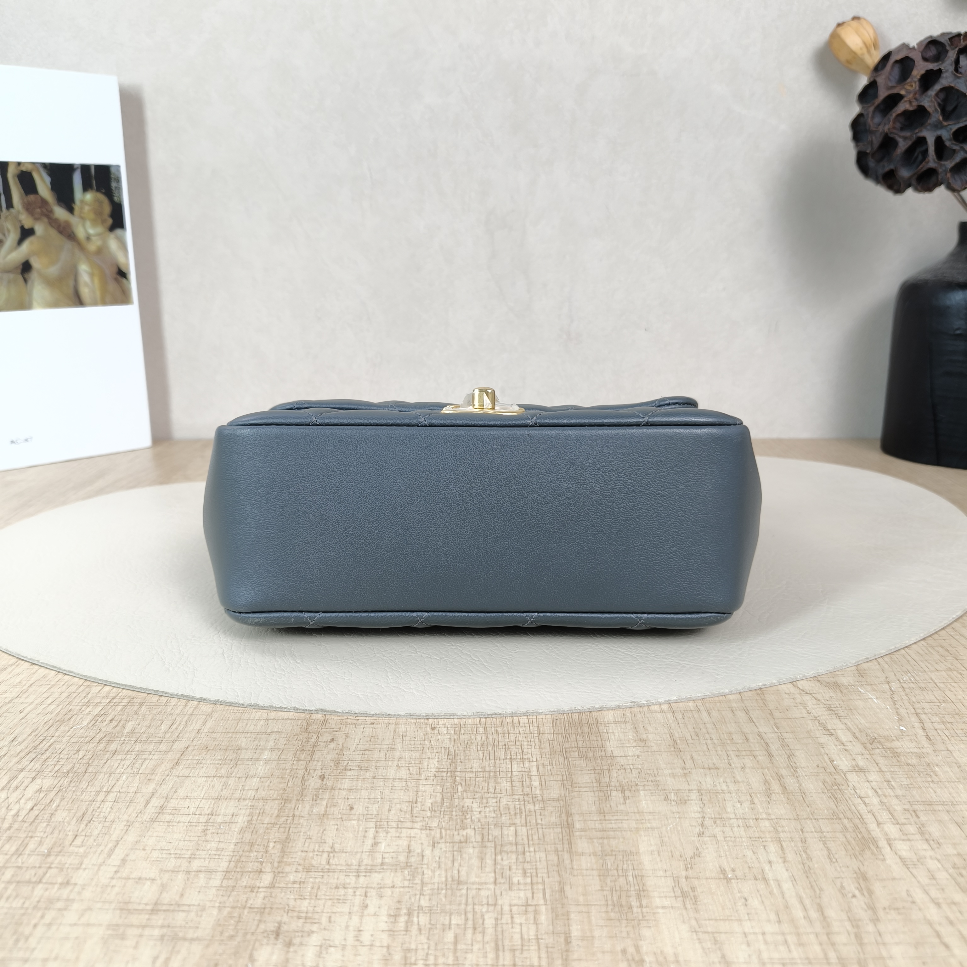 Chanel Crossbody Bag Pearl Grey Lambskin One Size19.5 × 7.5 × 14.5 cm — cover view 5 of 5