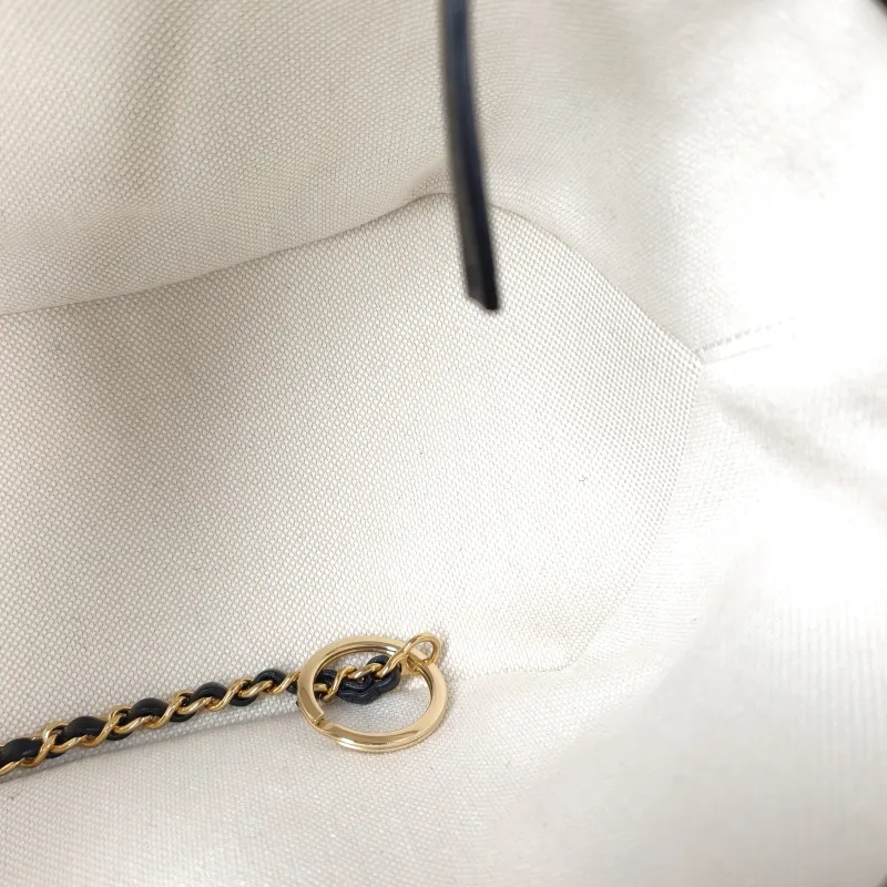 Chanel Crossbody Bag26s Bucket Bag Black Lambskin Small26 × 11 × 19 cm — detail view 9 of 14