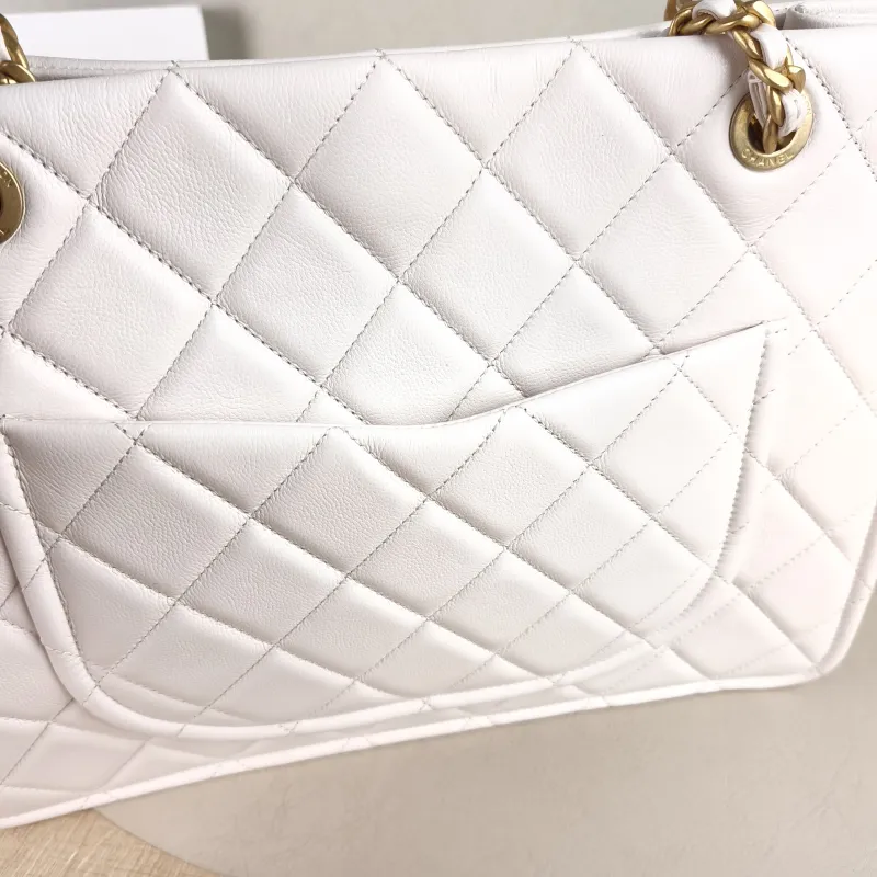 Chanel Shoulder Bag tote White Grained Calfskin 34 × 10 × 25.5 cm 31 — detail view 9 of 13
