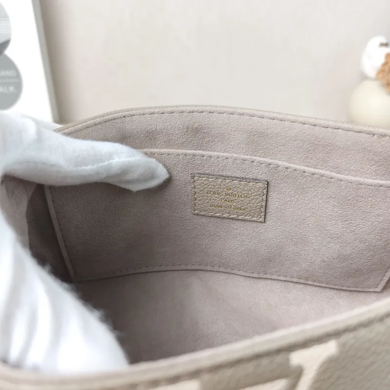 Louis Vuitton Crossbody Bag Favorite Empreinte Embossed Calfskin Medium24 × 9 × 14 cm — detail view 1 of 13