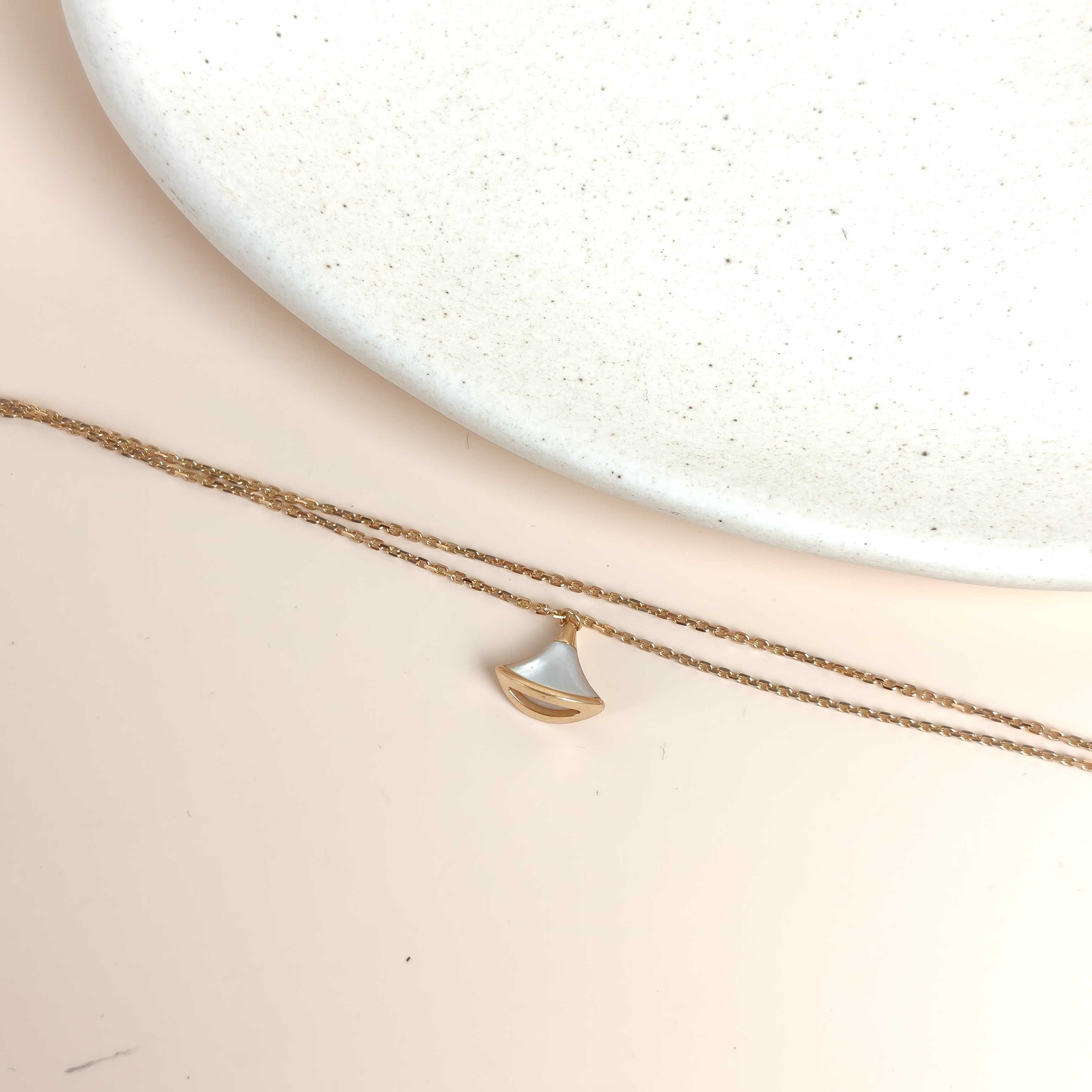 Bvlgari Bracelet DIVAS’ DREAM Collection White Mother-of-Pearl Bracelet Gold18k Pearl One Size17-19 — cover view 5 of 8