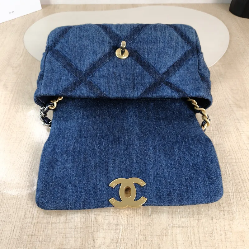 Chanel Crossbody Bag 19Bag Navy Small 26 × 9 × 16 cm — detail view 6 of 12
