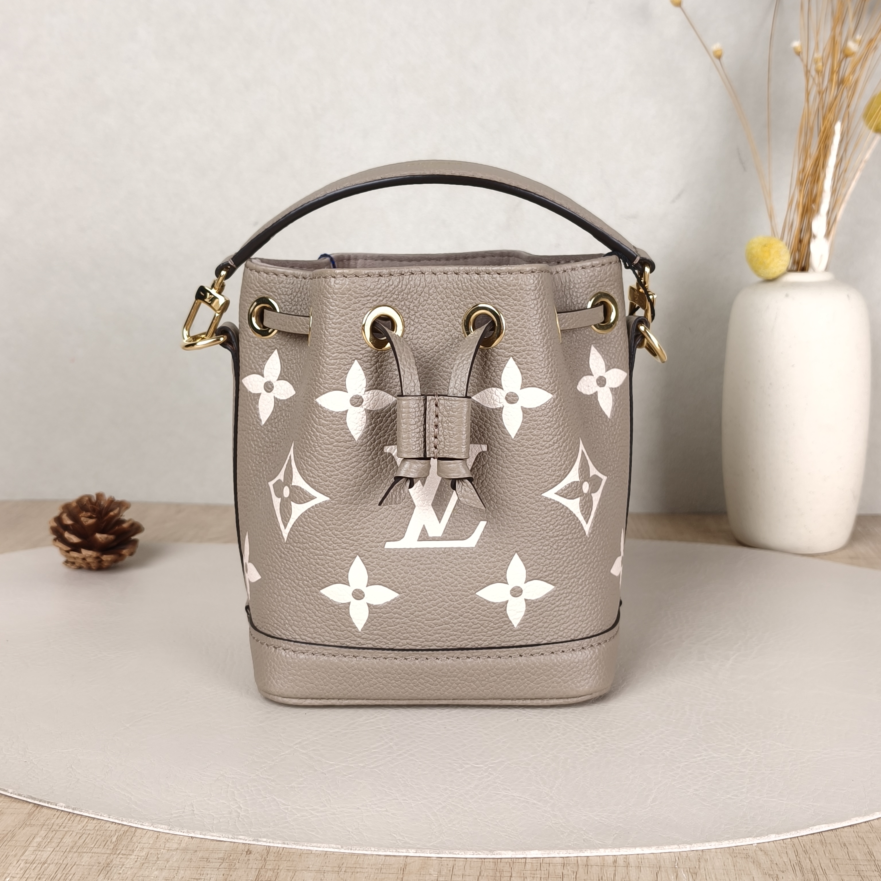 Louis Vuitton Crossbody Bag NANO NOÉ Bucket Bag Nano · White Empreinte Embossed Calfskin Monogramnano13 × 10 × 16 cm