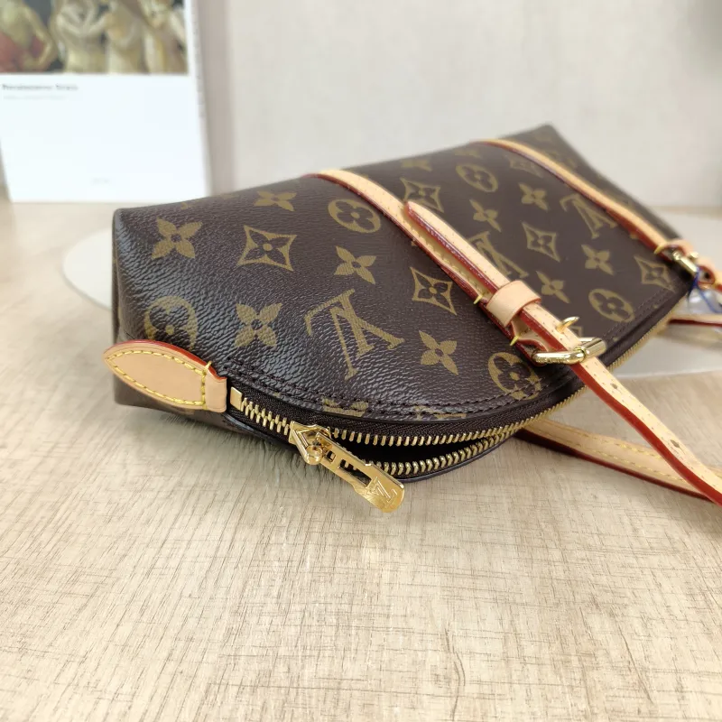 Louis Vuitton Shoulder Bag Squire East West Monogram PVC One Size29 × 8 × 14 cm — detail view 2 of 10