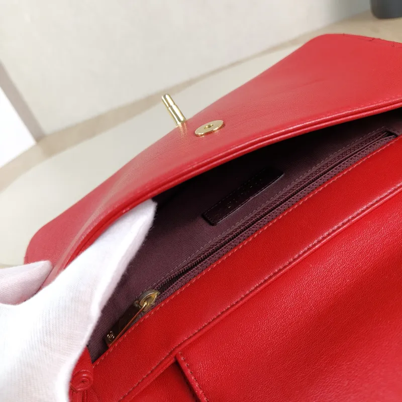 Chanel Crossbody Bag C Crossbody Bag Red Calfskin One Size25 × 6 × 15 cm — detail view 5 of 13