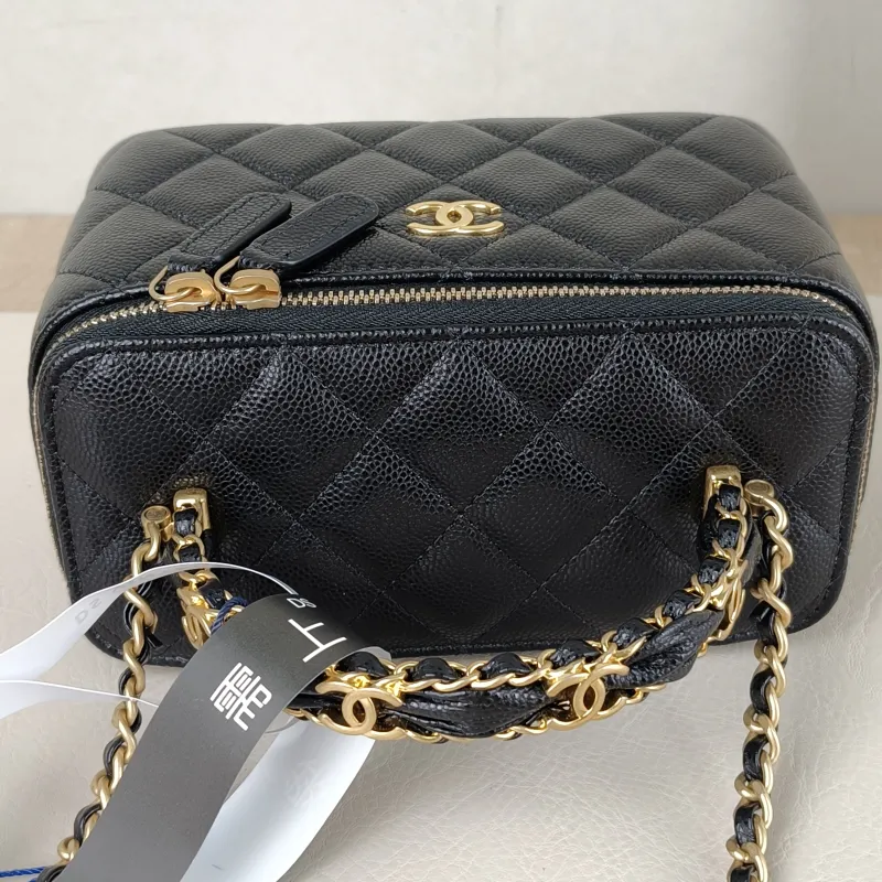 Chanel Crossbody Bag Edition Black Grained Calfskinmini16 × 8 × 9.5 cm — detail view 14 of 15