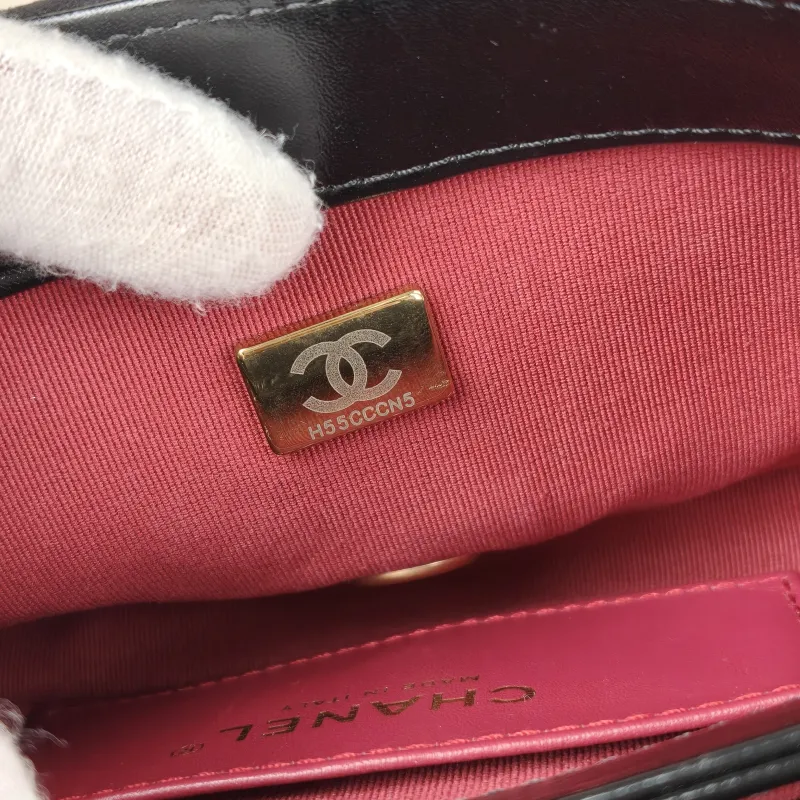 Chanel Crossbody Bag22a c Black Calfskinmini17.5 × 5.5 × 12 cm — detail view 8 of 15