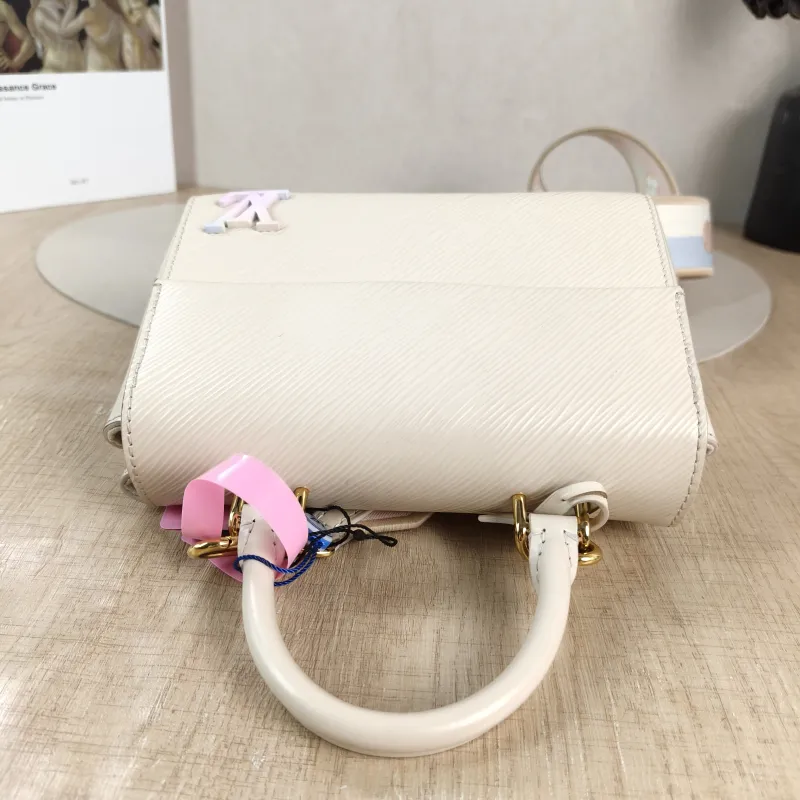 Louis Vuitton Crossbody Bag CLUNY White Epi Embossed Calfskin Mini 20 × 7.5 × 16 cm — detail view 7 of 12
