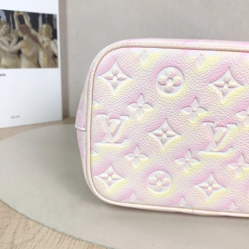 Louis Vuitton Crossbody Bag NÉONOÉ Bucket Bag BB Collection · Calfskin BB 20 × 13 × 20 cm — detail view 5 of 11
