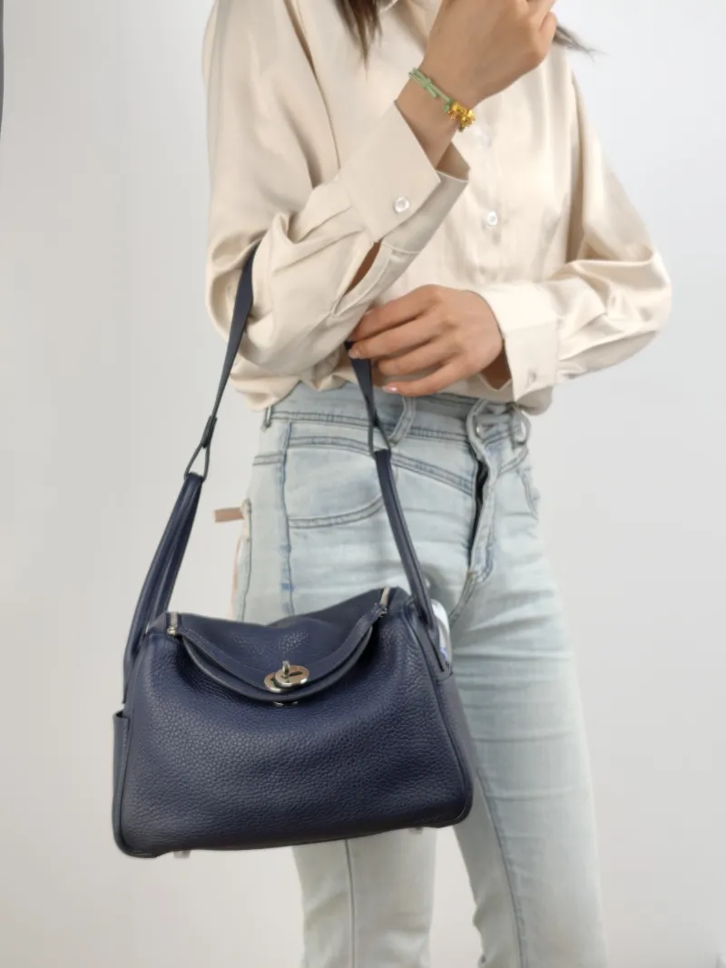 Hermès Crossbody Bag Lindy 26 Navy TC Calfskin Small 26 × 12 × 18 cm A Conditioned — on-model view 2 of 2