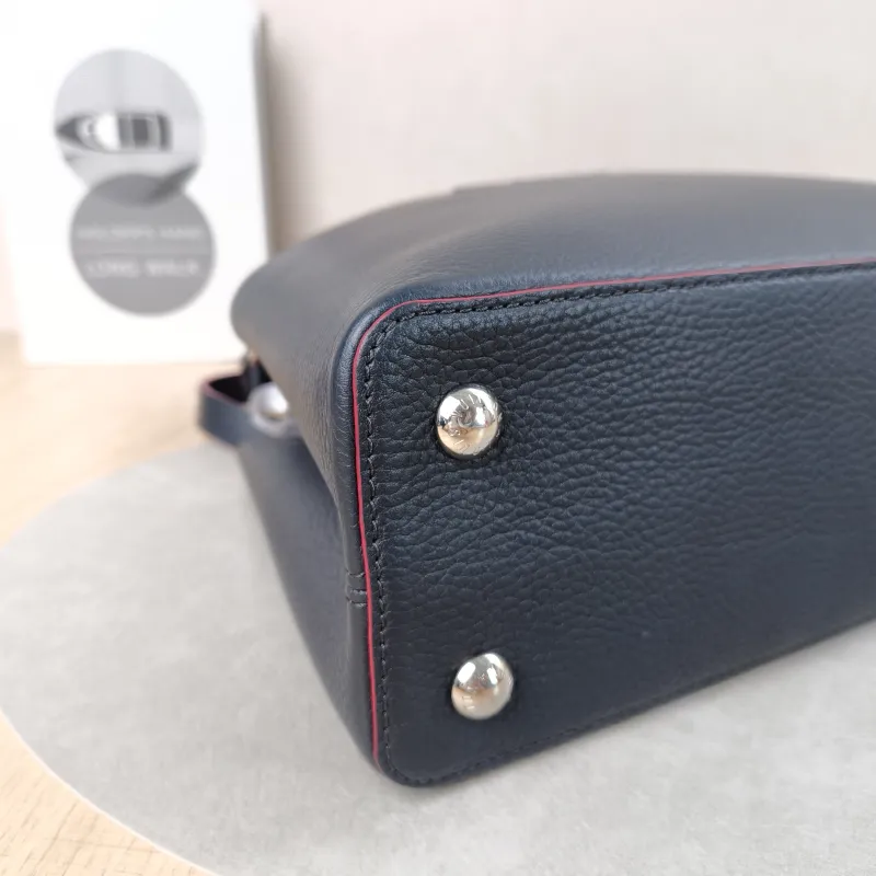 Louis Vuitton Top Handle Bag Capucines Black Calfskin Medium31.5 × 11 × 20 cm — detail view 14 of 22