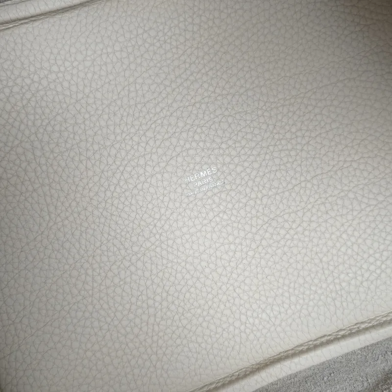 Hermès Top Handle Bag Picotin Lock 22 2210 TC Calfskin Medium22 × 17 × 21 cm — detail view 10 of 13