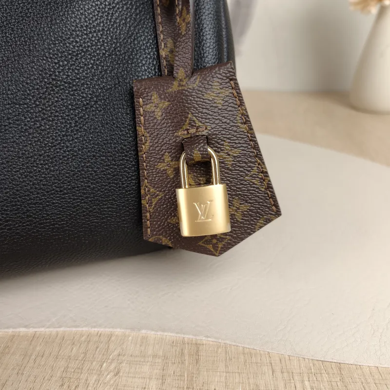 Louis Vuitton Shoulder Bag EXPRESS Shoulder Bag Black Calfskin Small26 × 13.5 × 17 cm — detail view 7 of 8