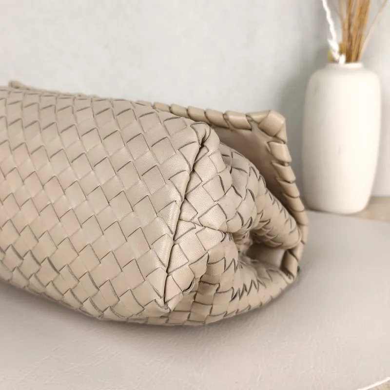 Bottega Veneta Shoulder Bag Woven Messenger Bag Pink Lambskin One Size24 × 8 × 17 cm — detail view 2 of 12