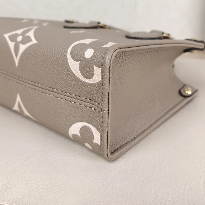 Louis Vuitton Crossbody Bag Onthego BB · White Empreinte Embossed Calfskin BB 18 × 8.5 × 15 cm — detail view 2 of 10