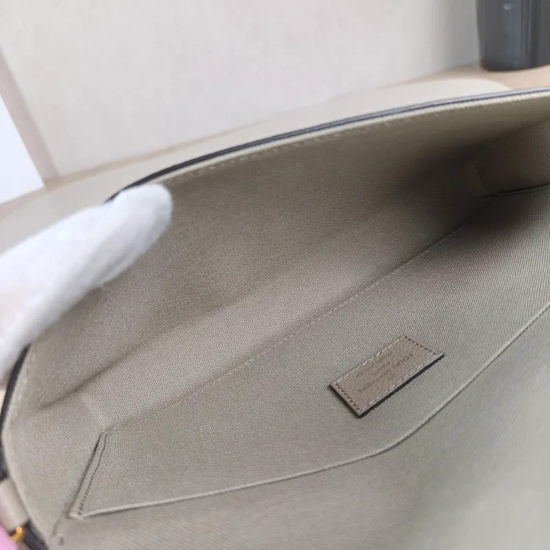 Louis Vuitton Crossbody Bag Pochette Félicie · White Calfskin Small 21 × 3 × 12 cm — detail view 13 of 15