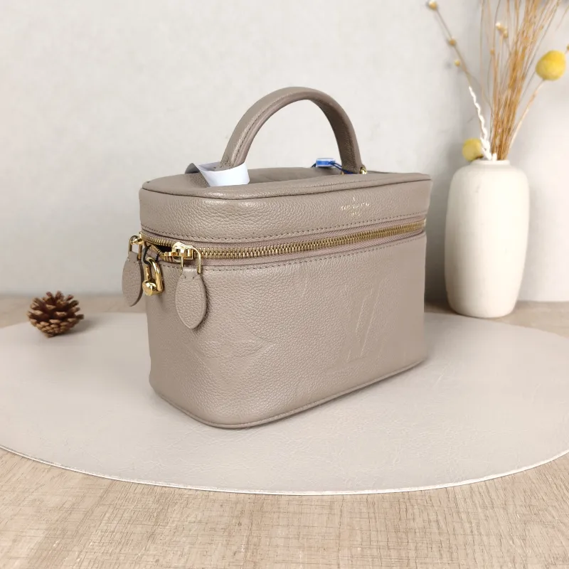 Louis Vuitton Shoulder Bag VANITY Cosmetic Bag Grey Calfskin Small19 × 11 × 13 cm — cover view 4 of 5