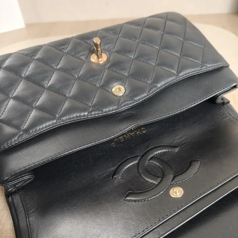 Chanel Crossbody Bag Classic Flap CF Black Calfskin Rose Gold Medium25.5 × 6.5 × 15.5 cm — detail view 3 of 10