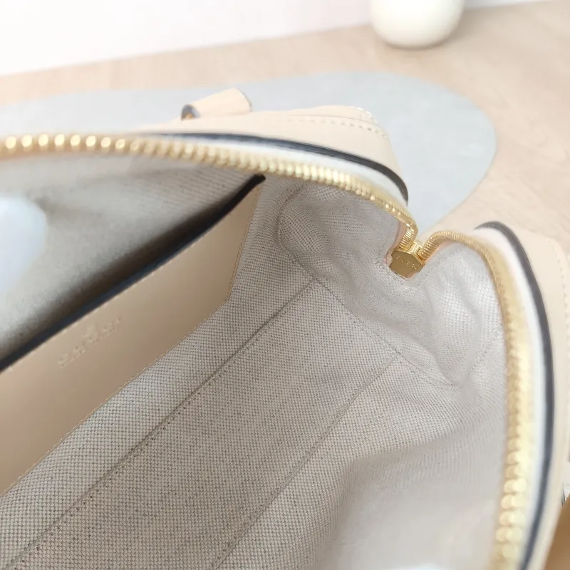 GUCCI Crossbody Bag GG matelasse Beige Calfskinmini19 × 11 × 13 cm — detail view 2 of 11