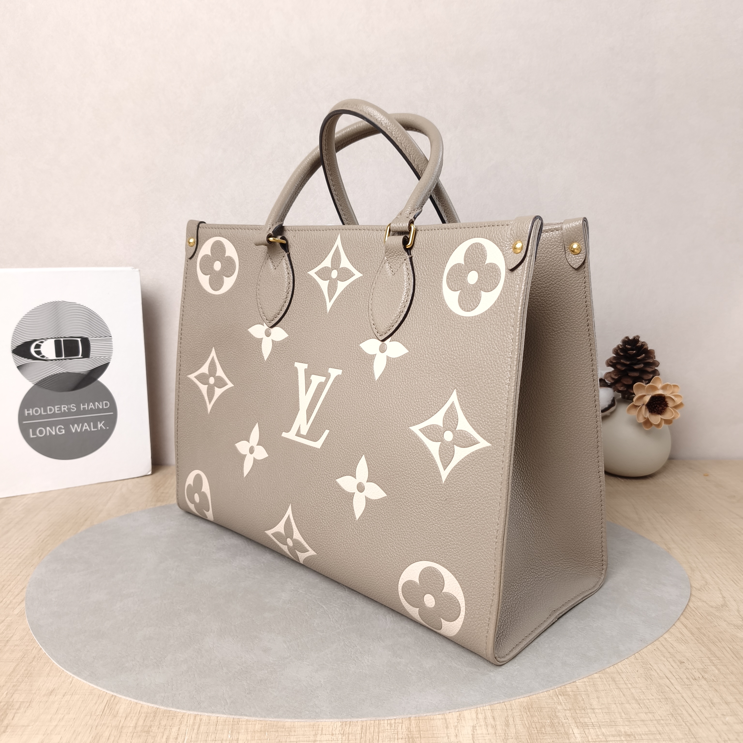 Louis Vuitton Shoulder Bag Onthego Medium · White Empreinte Embossed Calfskin Medium35 × 14 × 27 cm — cover view 6 of 6