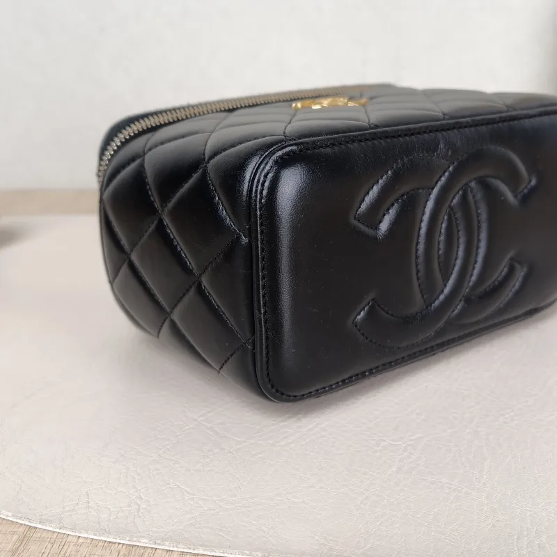 Chanel Crossbody Bag Edition Black Lambskin One Size 17 × 8 × 9.5 cm Conditioned — detail view 1 of 14