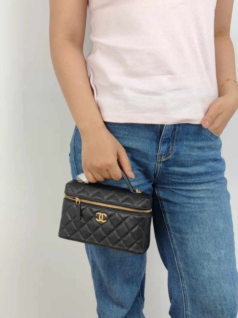 Chanel Crossbody Bag lp Vanity Case Bag Black Calfskin One Size 19.5 × 5 × 17 cm — on-model view 3 of 3