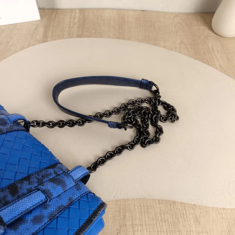 Bottega Veneta Shoulder Bag Woven Messenger Bag Blue Lambskin One Size22 × 7 × 16 cm — detail view 9 of 11