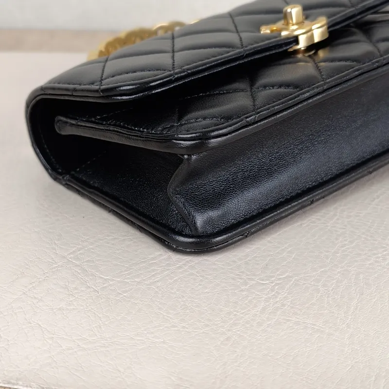 Chanel Crossbody Bag Black Lambskin 17 × 4 × 9 cm — detail view 1 of 12
