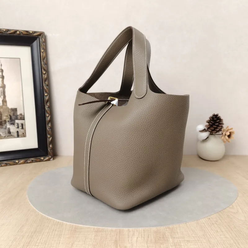 Hermès Top Handle Bag Picotin Lock 22 22 Clemence Taurillon TC Calfskin Medium22 × 18 × 21 cm — cover view 3 of 6