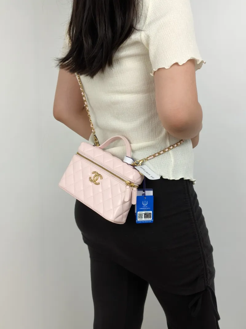 Chanel Crossbody Bag26c lp Vanity Case Bag Pink Calfskin One Size19.5 × 5 × 17 cm — on-model view 1 of 3