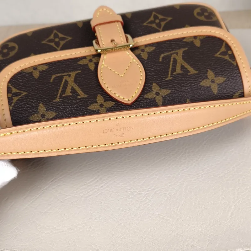 Louis Vuitton Crossbody Bag Diane Baguette Bag Monogram PV Cnano19 × 6 × 10.5 cm — detail view 6 of 12