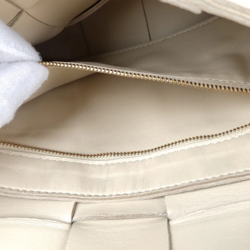 Bottega Veneta Crossbody Bag Cassette Woven Beige Lambskin Medium 23 × 5 × 15 cm — detail view 5 of 12
