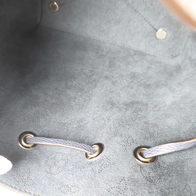 Louis Vuitton Crossbody Bag BELLA · Calfskin One Size 22 × 14 × 19 cm — detail view 2 of 11