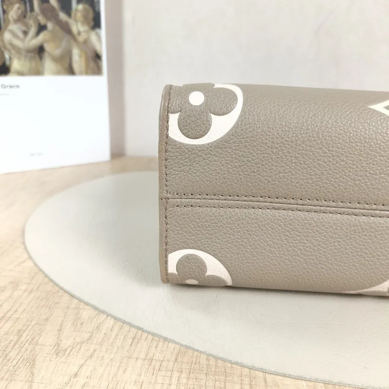 Louis Vuitton Shoulder Bag Onthego · White Empreinte Embossed Calfskin Small25 × 11.5 × 19 cm — detail view 9 of 12