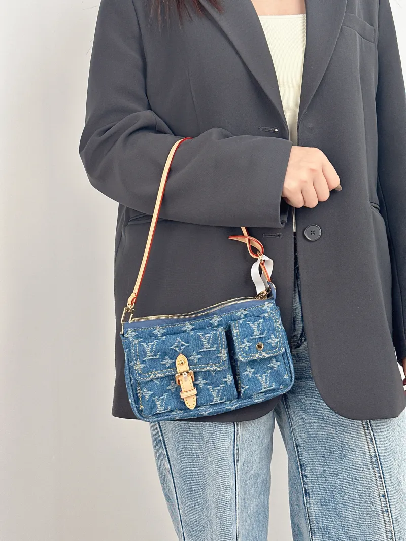 Louis Vuitton Shoulder Bag Pochette Accessories Cargo One Size 23.5 × 3 × 14 cm — on-model view 1 of 2