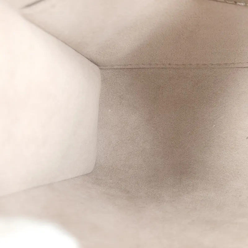 Louis Vuitton Crossbody Bag Onthego BB · White Empreinte Embossed Calfskin BB 18 × 8.5 × 15 cm — detail view 10 of 10