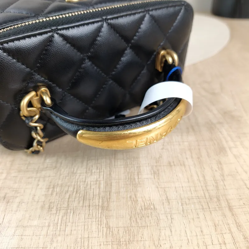 Chanel Crossbody Bag Edition Black with Gold-Tone Hardware Lambskin Mini 16 × 8 × 9.5 cm — detail view 4 of 14