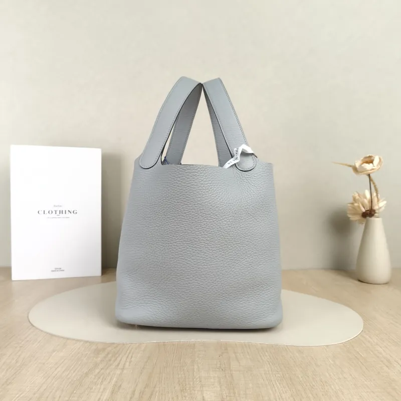 Hermès Top Handle Bag Picotin Lock 22 228U Taurillon Clemence TC Calfskin Medium22 × 17 × 21 cm — detail view 7 of 13