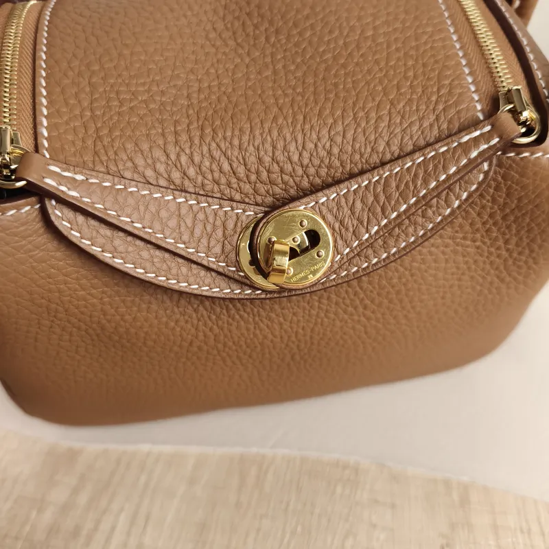Hermès Crossbody Bag Lindy Mini 19 TC Calfskin Mini 19 × 9.5 × 13 cm G — detail view 4 of 11
