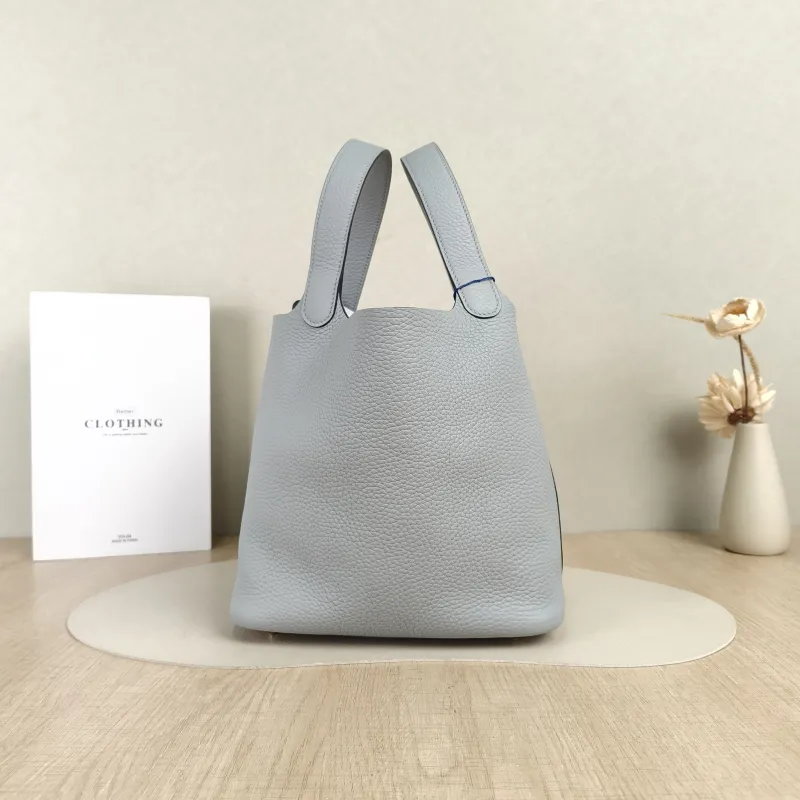 Hermès Top Handle Bag Picotin Lock 22 228U Taurillon Clemence TC Calfskin Medium22 × 17 × 21 cm — detail view 10 of 13