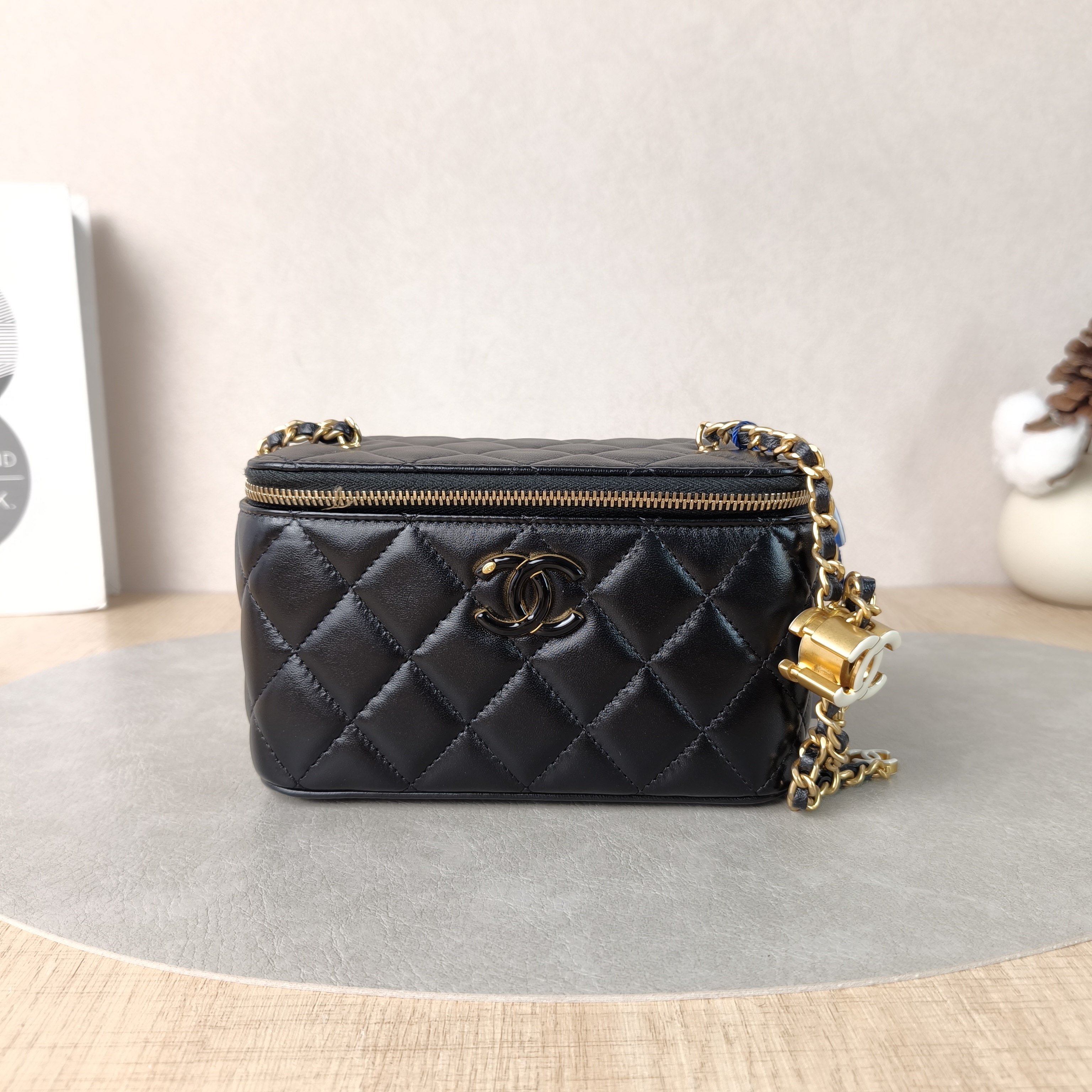 Chanel Crossbody Bag Black Lambskin One Size16 × 8 × 10 cm
