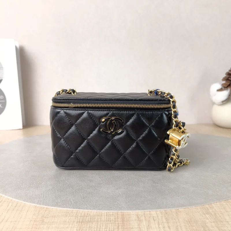 Chanel Crossbody Bag Black Lambskin One Size16 × 8 × 10 cm