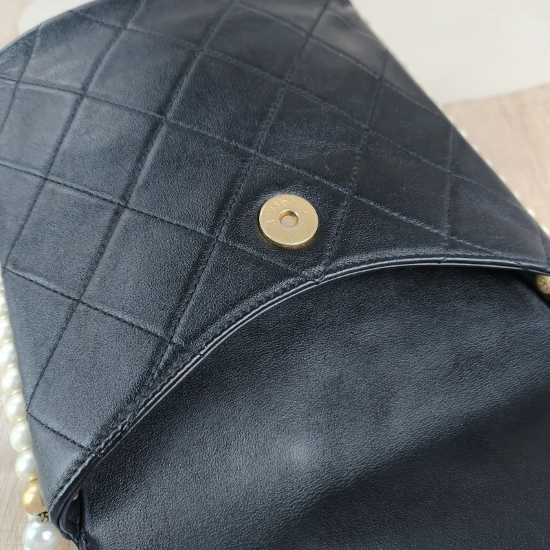 Chanel Crossbody Bag Pearl Crossbody Bag Black Calfskin One Size18.5 × 7.5 × 19 cm — detail view 7 of 11