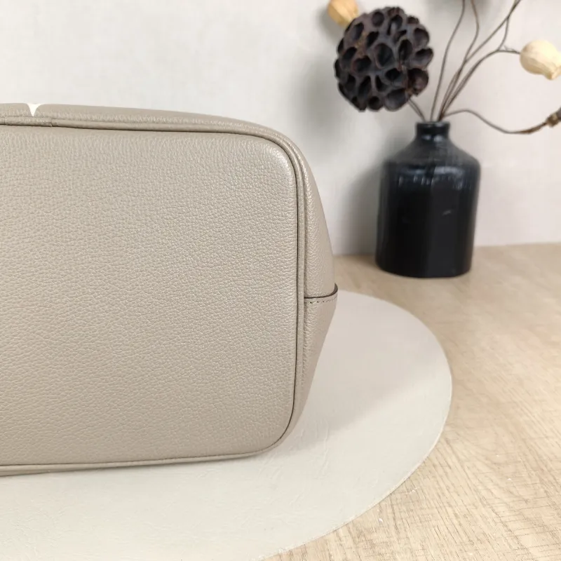 Louis Vuitton Shoulder Bag NÉONOÉ Bucket Bag · White Empreinte Embossed Calfskin Medium 26 × 17.5 × 26 cm — detail view 14 of 14