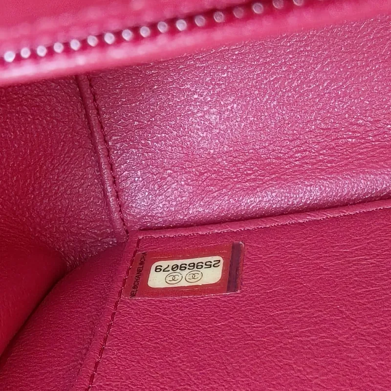 Chanel Crossbody Bag affinity Messenger Bag Red Grained Calfskin Medium 22 × 9.5 × 16 cm 25 — detail view 6 of 16